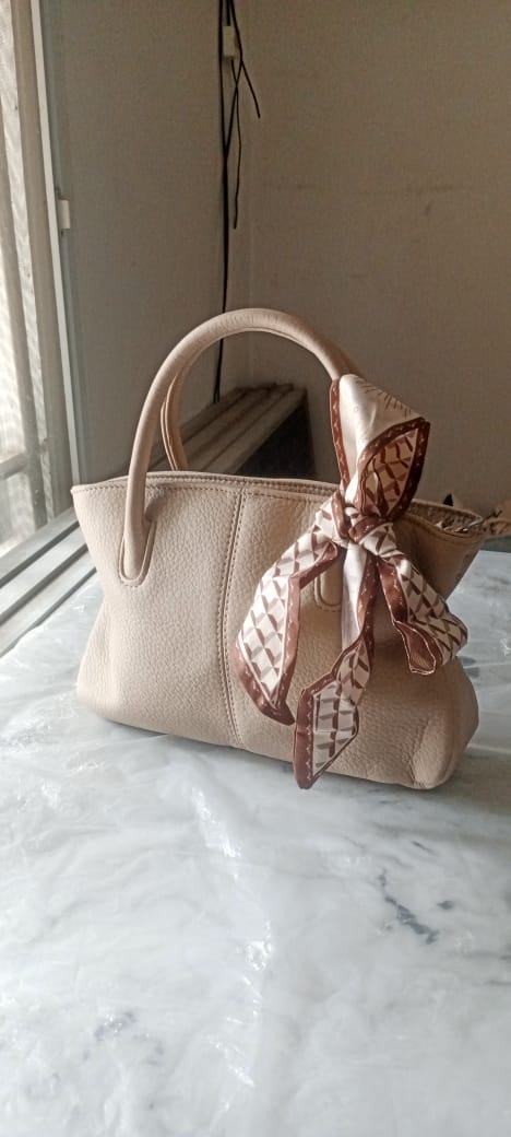 F&S Beige handbag with a patterned scarf